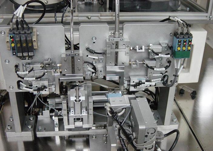 公司依靠先進(jìn)自動化技術(shù)支持,獨立開發(fā)多種自動化專機及